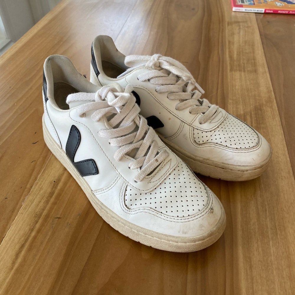 Veja size 6 black and white shoe